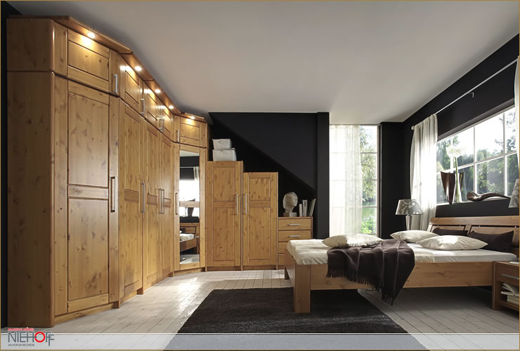 massiv Schrank in Kiefer Jabo